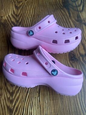 CROCS Kids Classic Platform Clog in Bubblegum Pink Like new, Size 5